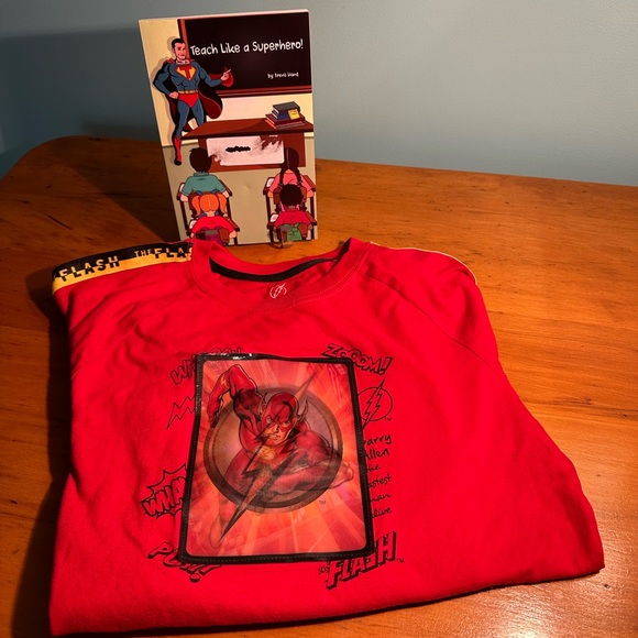 “The Flash” 3D Lenticular Changing Image Long Sleeve Red T-Shirt ~ Small Adult - Picture 4 of 17